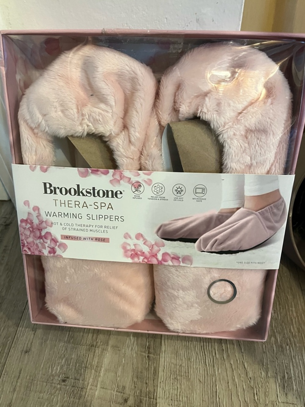 Brookstone Pink Thera-Spa Warming Slippers NIB - Picture 7 of 8